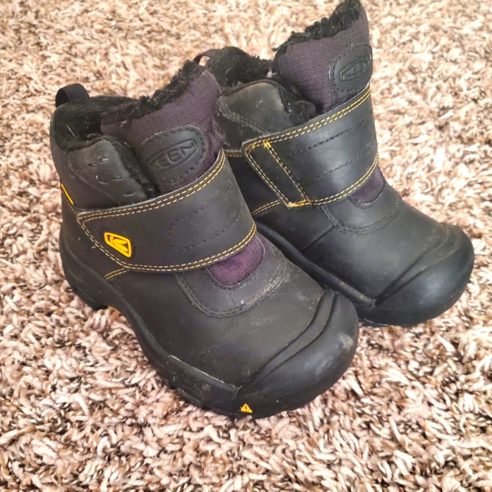 Size 10 toddler Keen boots